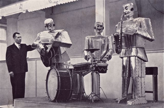 Mijnheer Specht had ontdekt dat er een manier was om muzikanten in te huren die géén royalty's vroegen.